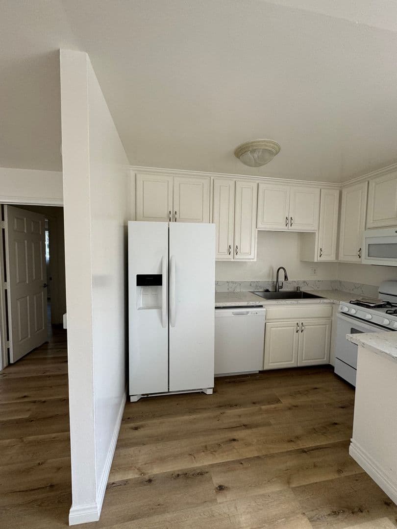 El Segundo Apartment: 221 Sheldon St