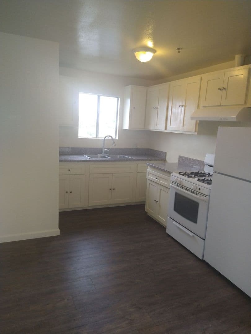 Los Angeles Apartment: 8209-8211 S. Broadway