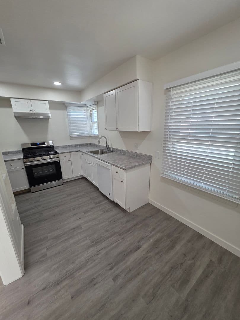 Del Aire Apartment: 5525-5535 W. 118th Street