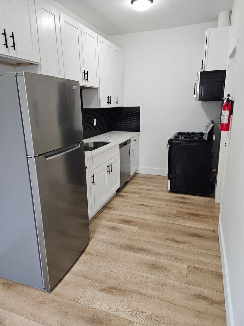 Los Angeles Apartment: 6439 Orange Street