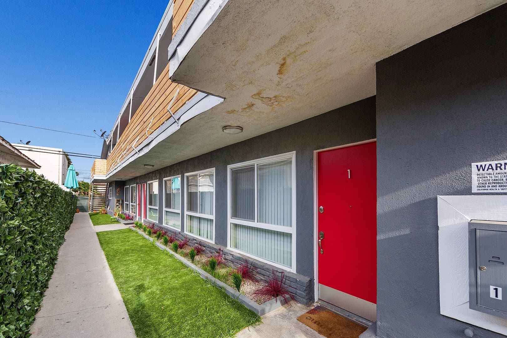 Long Beach Apartment: 2455 Pasadena Avenue