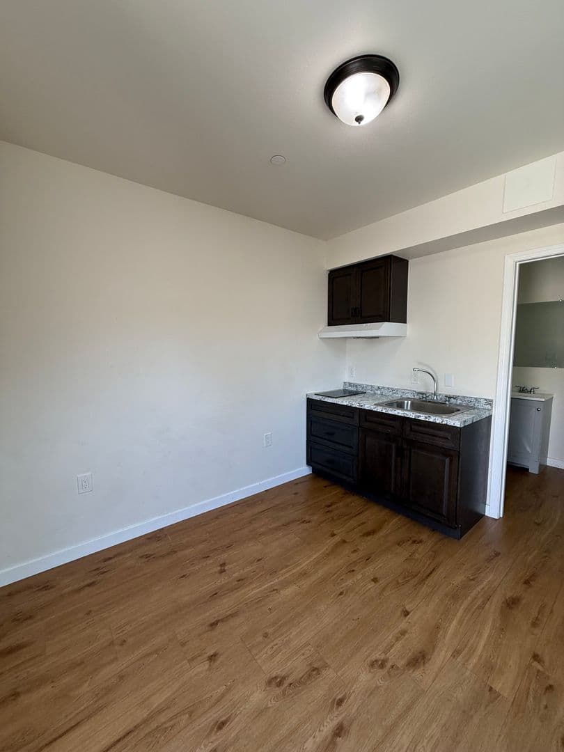 La Puente Apartment: 248 N 1st St