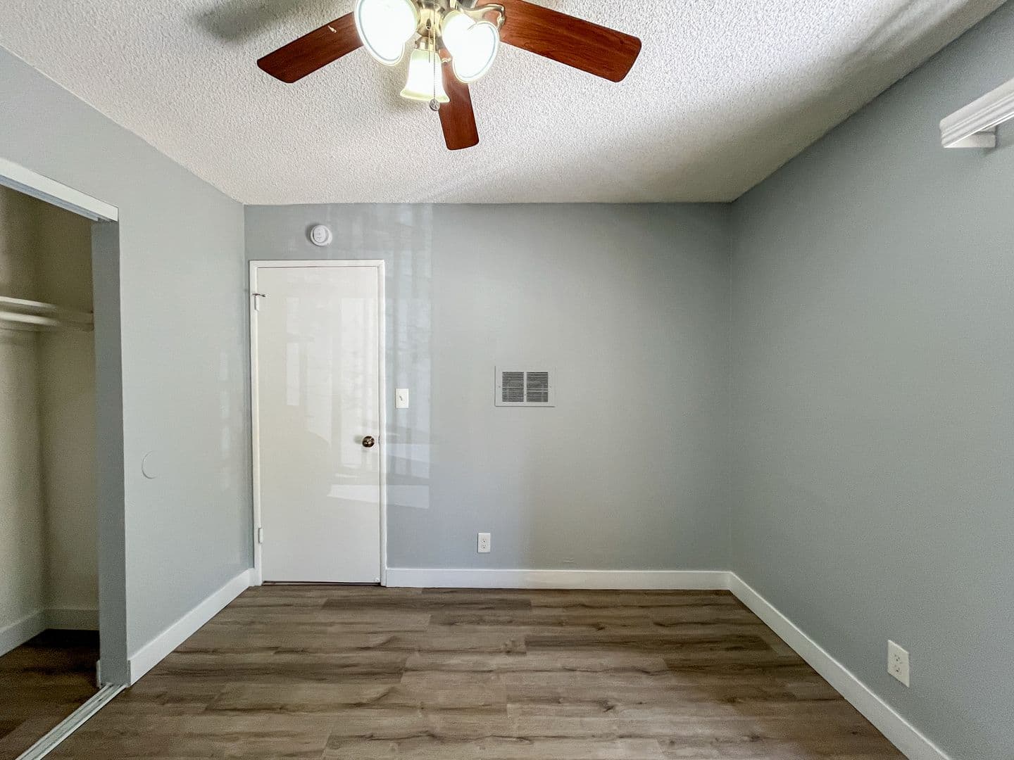 Long Beach Apartment: 124 E. 12th Street