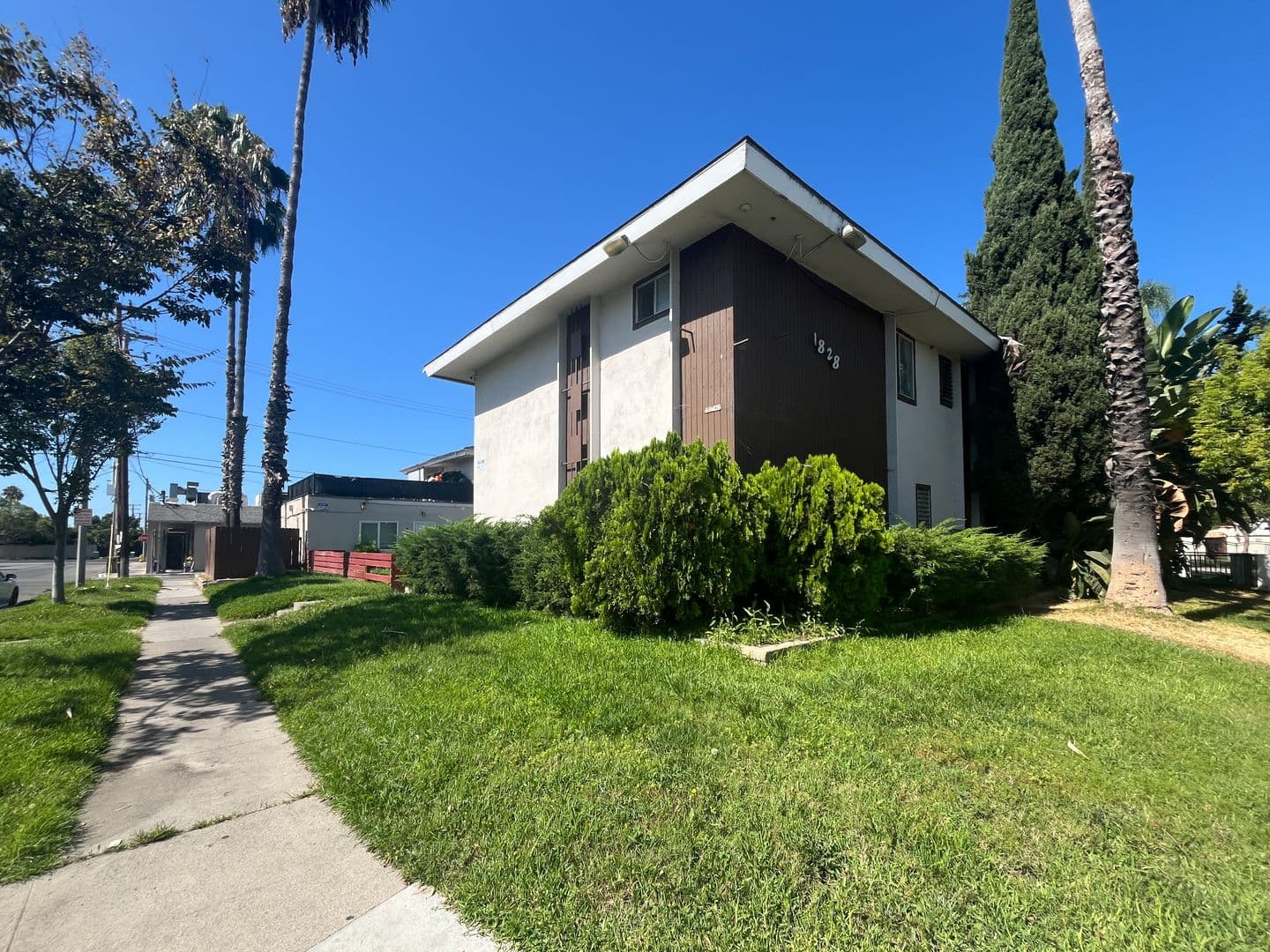 Anaheim Apartment: 1828 W. Glen Avenue