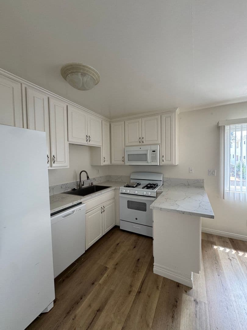 El Segundo Apartment: 221 Sheldon St