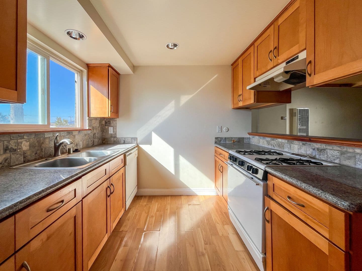 El Segundo Apartment: 311 W Palm Ave