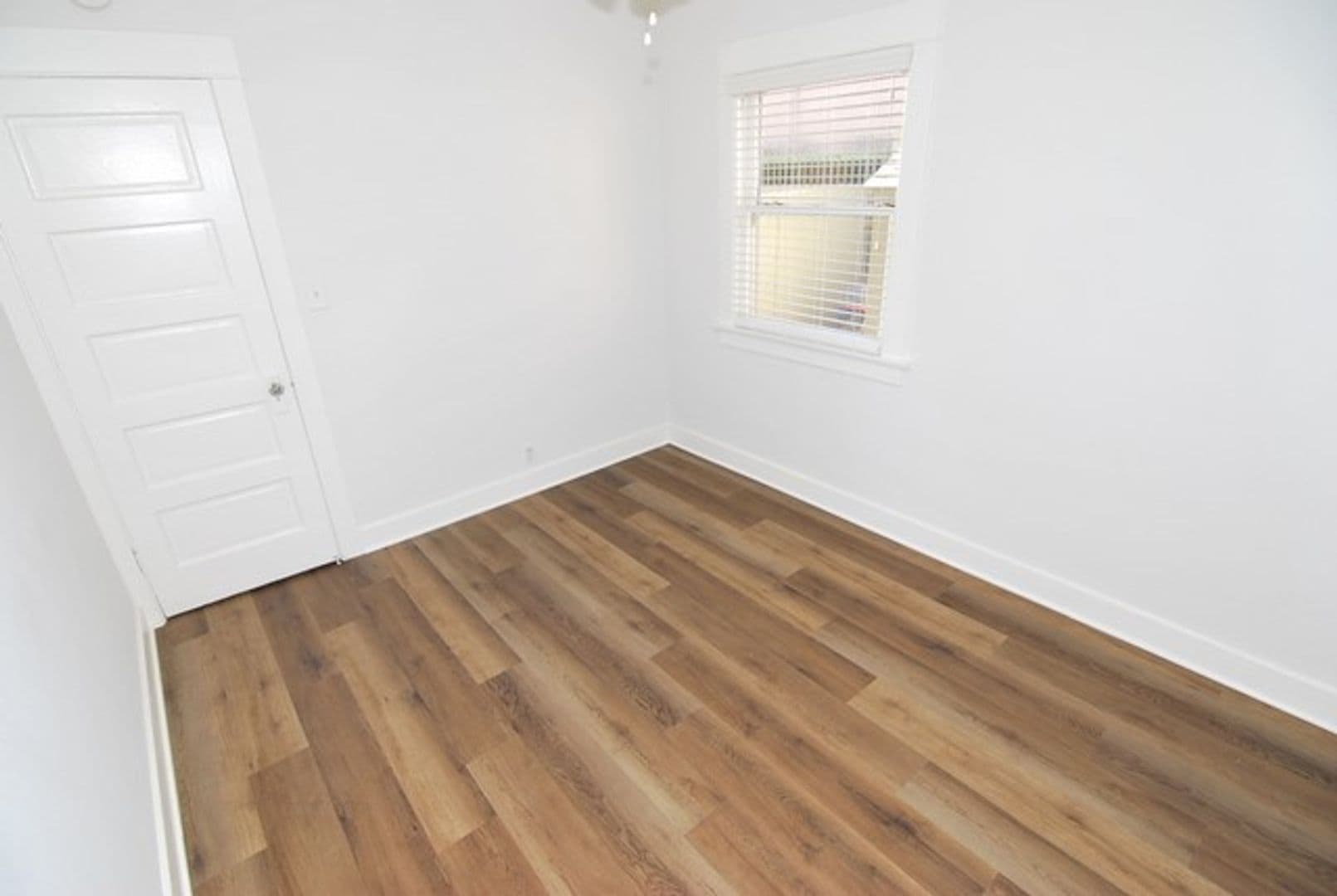Long Beach Apartment: 1631 E. Florida St