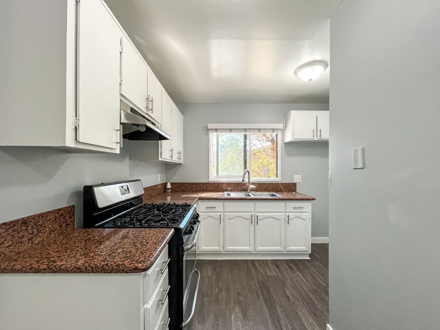 Long Beach Apartment: 124 E. 12th Street