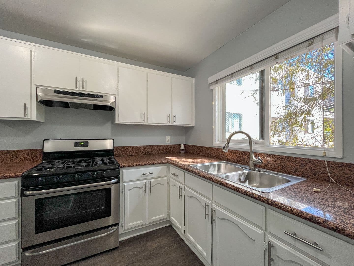 Long Beach Apartment: 124 E. 12th Street