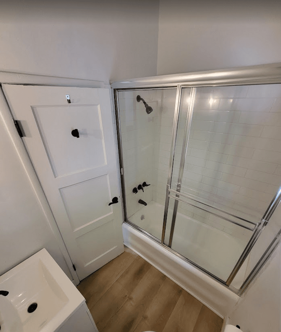 Los Angeles Apartment: 6439 Orange Street