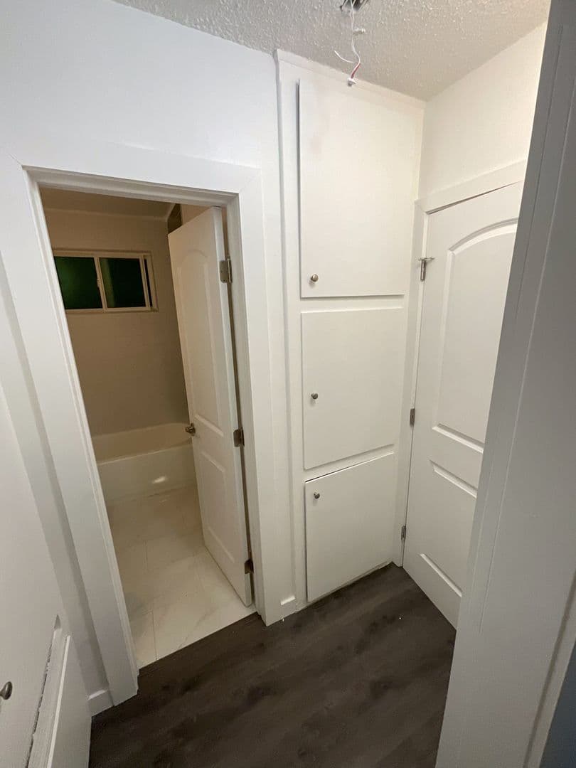 Los Angeles Apartment: 2652 Queen St