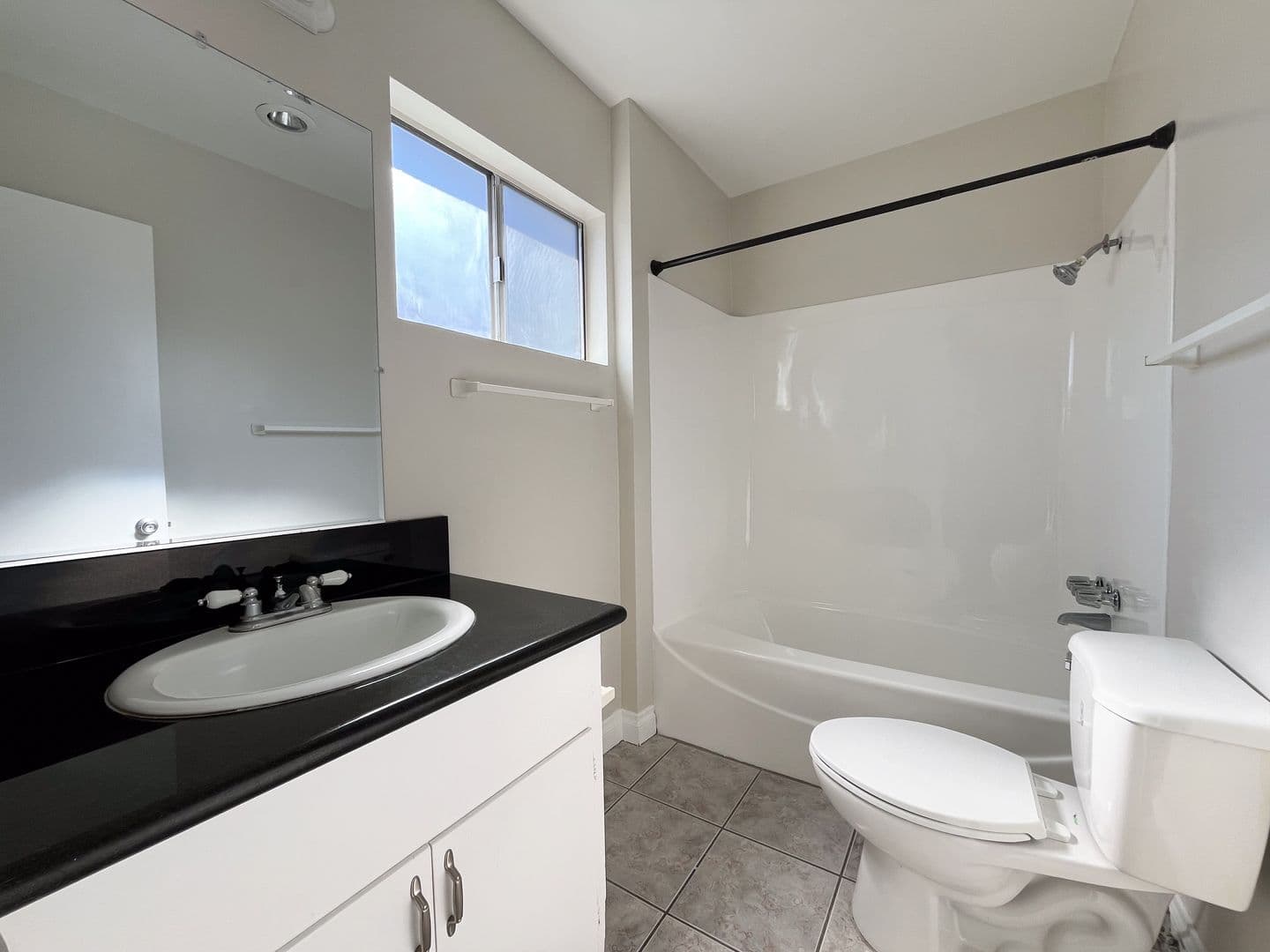 Long Beach Apartment: 372 Freeman Ave