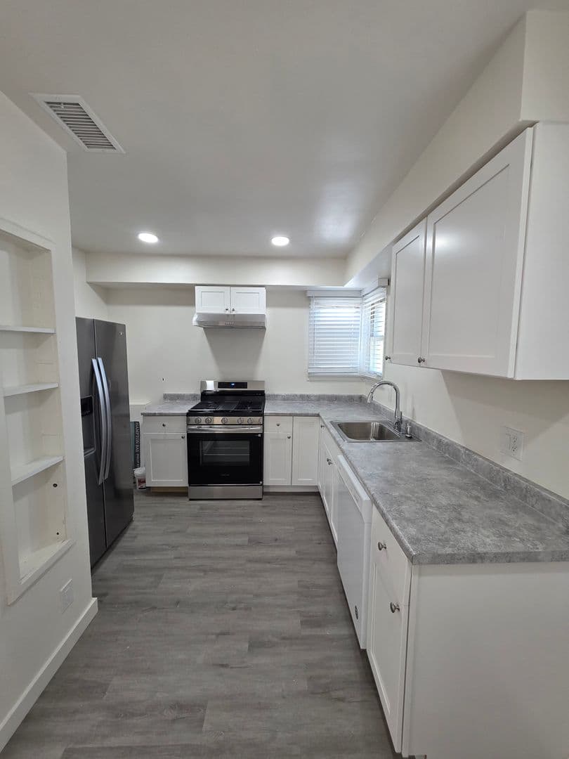Del Aire Apartment: 5525-5535 W. 118th Street