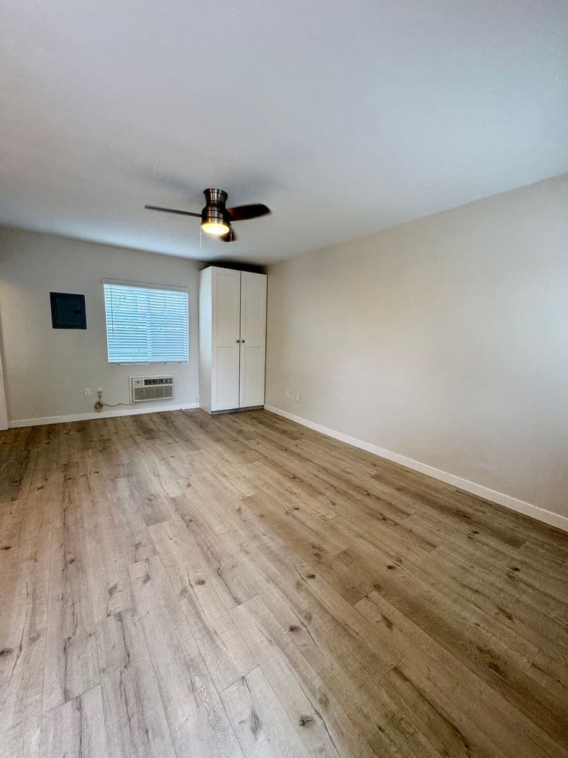 Inglewood Apartment: 613 S. Prairie Avenue