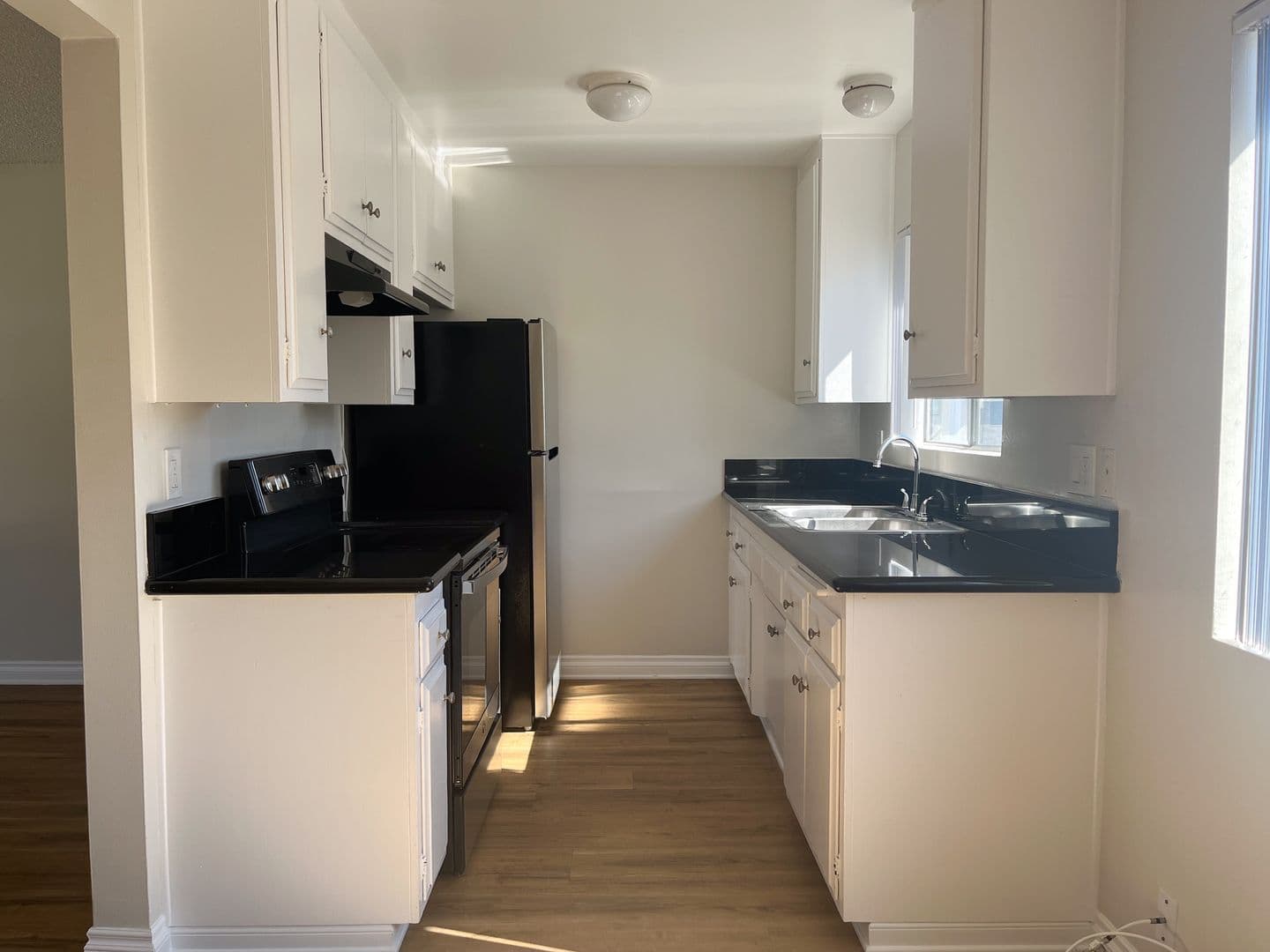 Long Beach Apartment: 372 Freeman Ave
