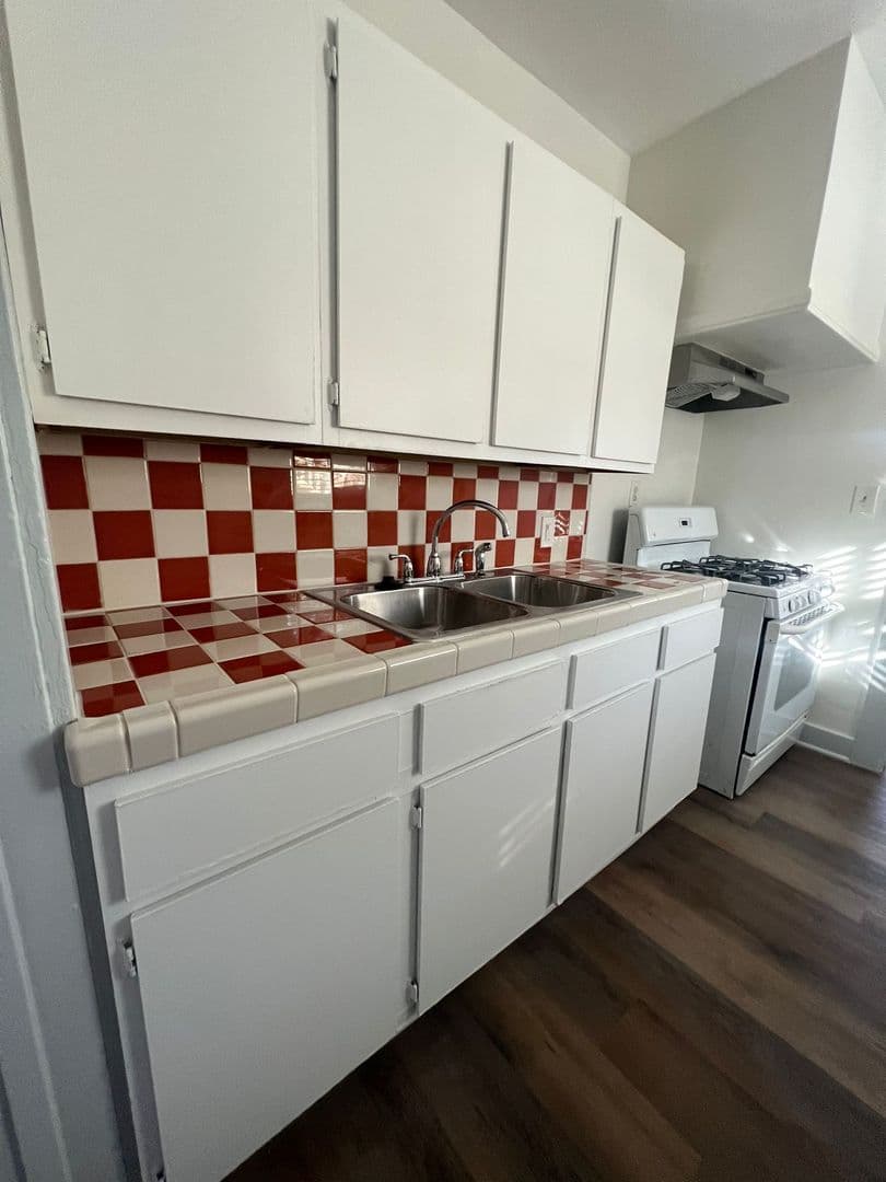 Long Beach Apartment: 1631 E. Florida St
