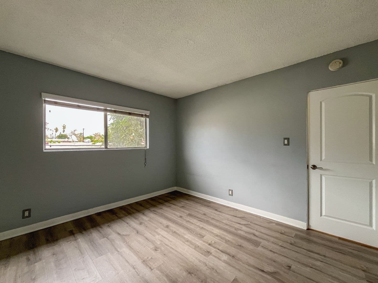 Long Beach Apartment: 2455 Pasadena Avenue