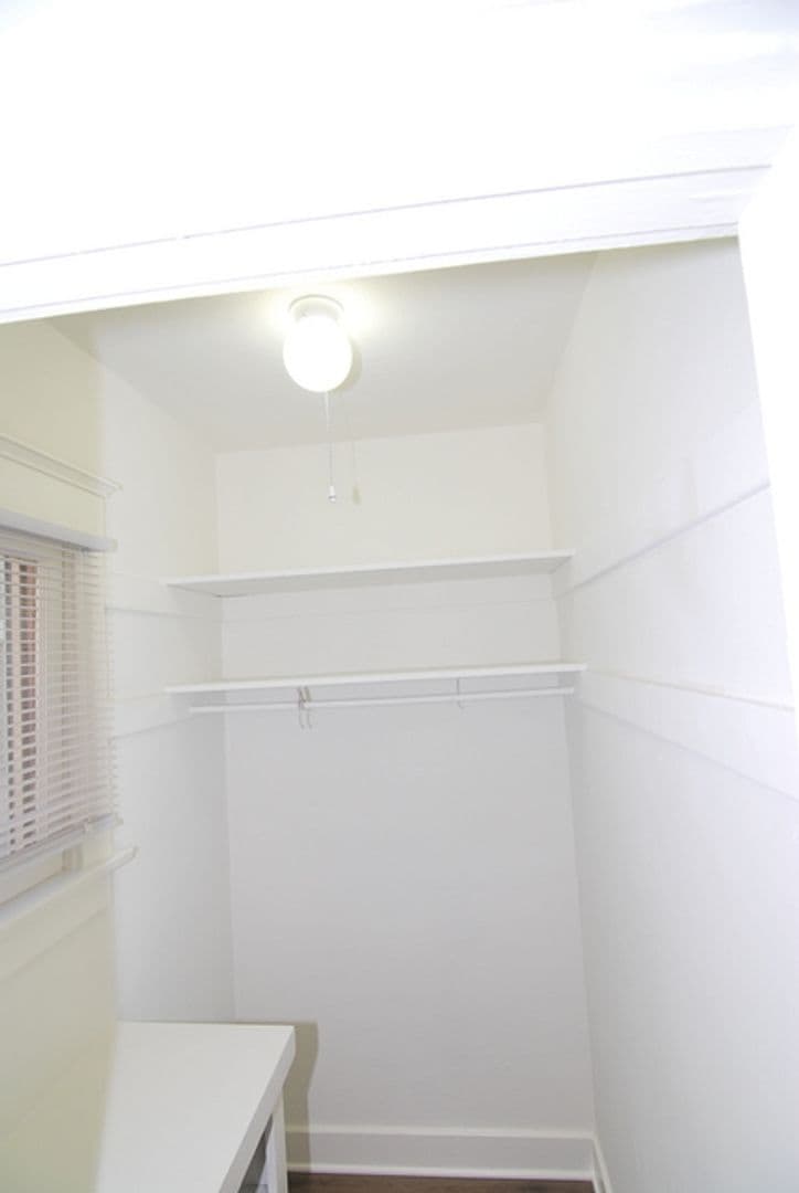 Long Beach Apartment: 1631 E. Florida St