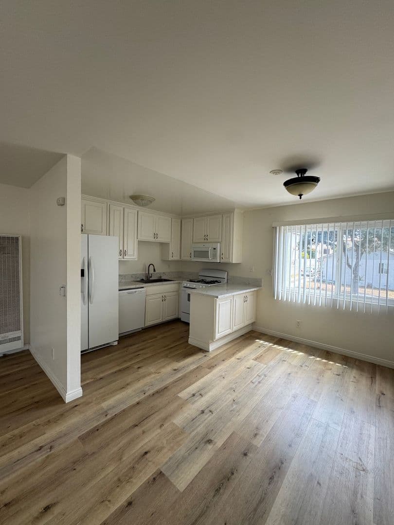 El Segundo Apartment: 221 Sheldon St