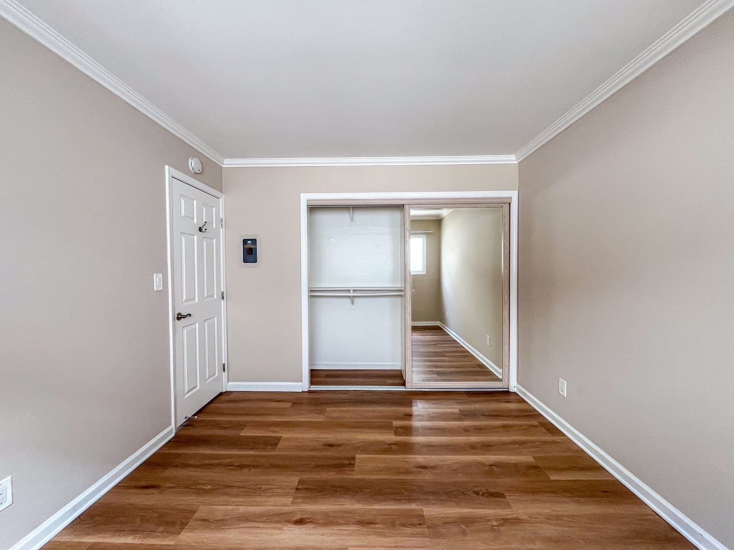 El Segundo Apartment: 221 Sheldon St