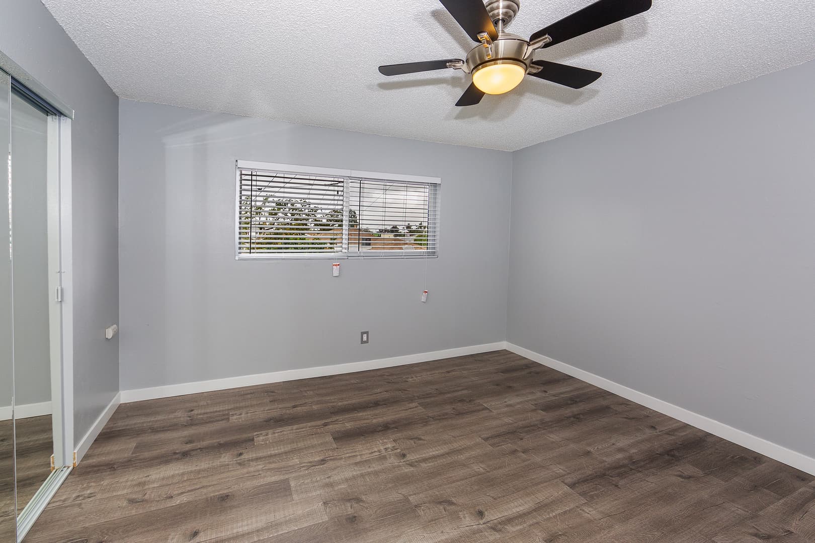 Long Beach Apartment: 2455 Pasadena Avenue