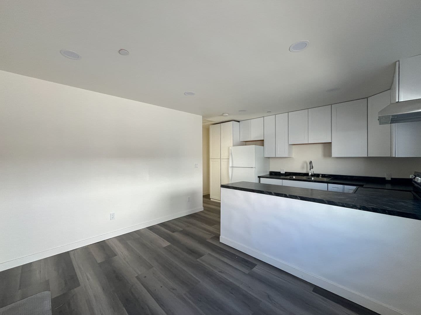 Inglewood Apartment: 702 S Walnut St