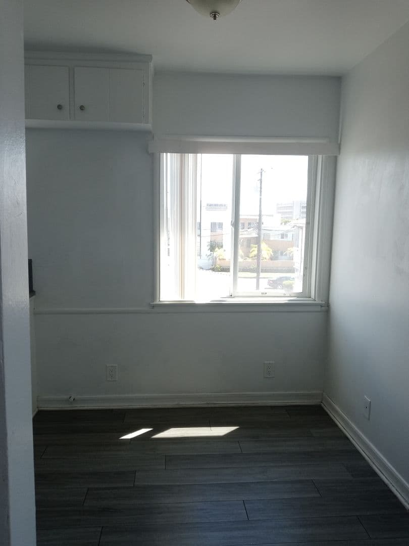 Inglewood Apartment: 217 E. Ivy Avenue