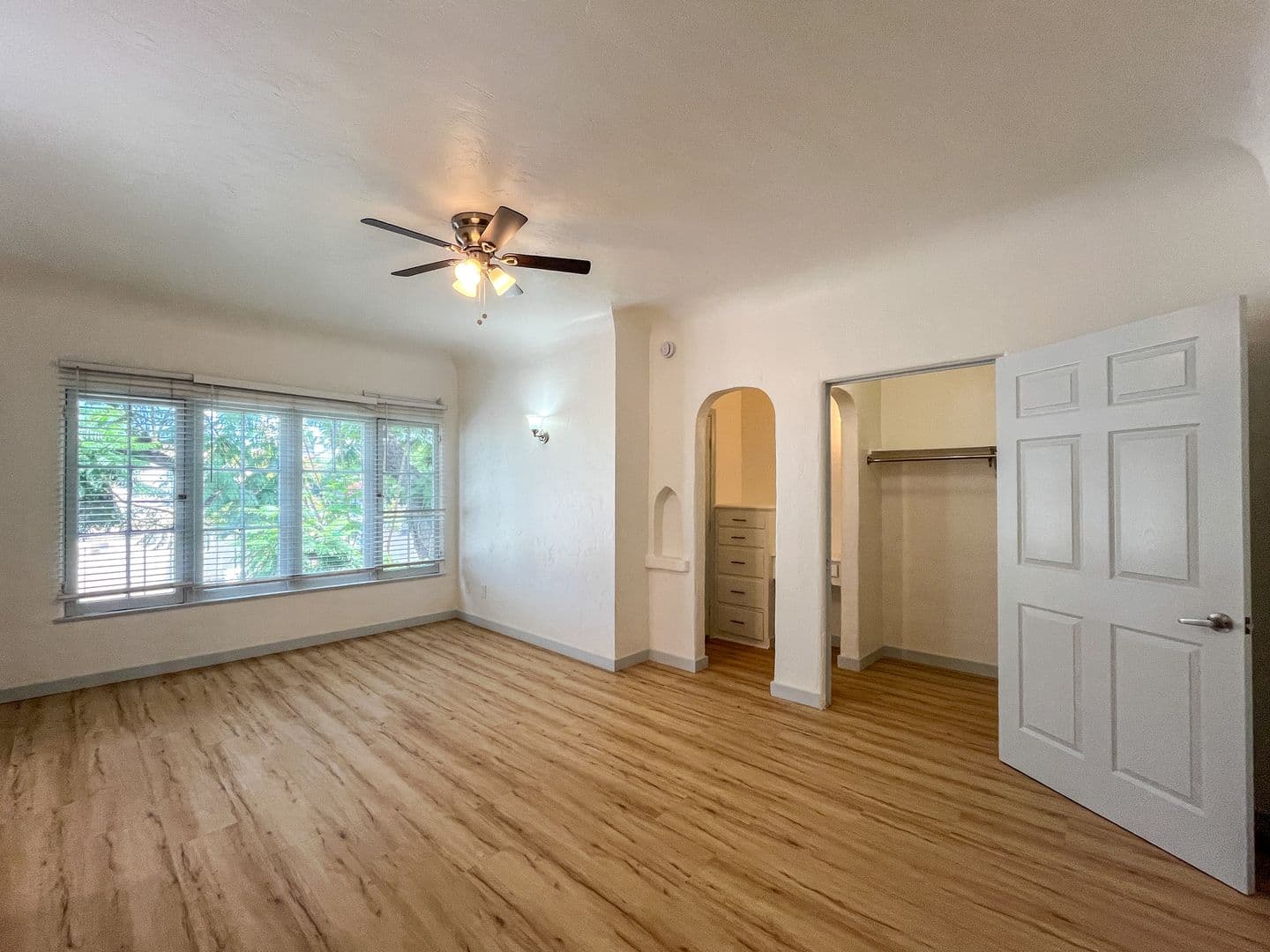 Long Beach Apartment: 551 Daisy Ave
