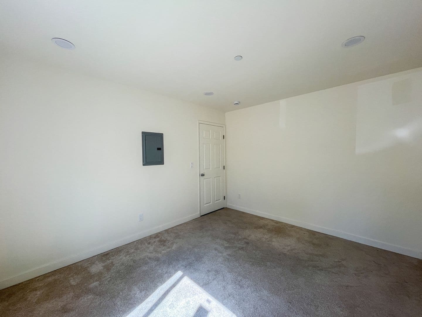 Inglewood Apartment: 702 S Walnut St