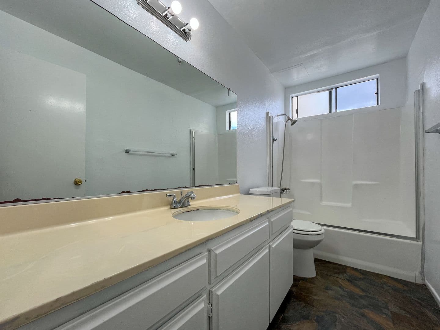 Hawthorne Apartment: 11943 Grevillea Ave