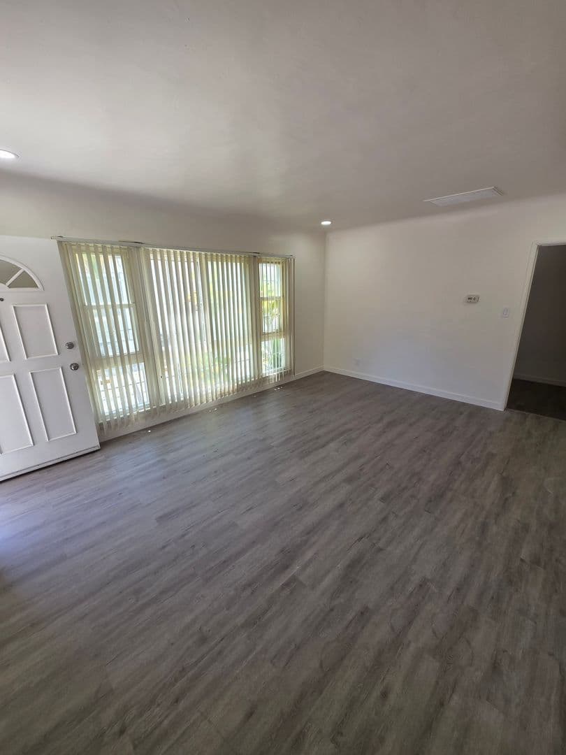 Del Aire Apartment: 5525-5535 W. 118th Street
