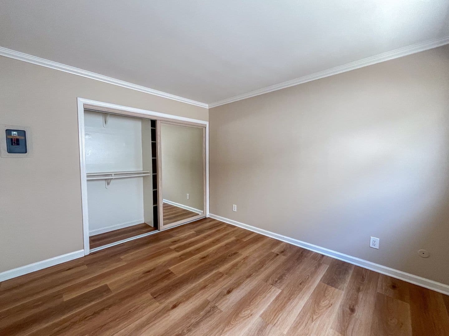 El Segundo Apartment: 221 Sheldon St