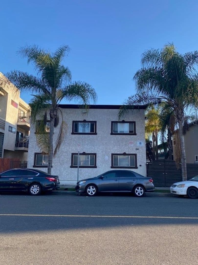 Long Beach Apartment: 124 E. 12th Street