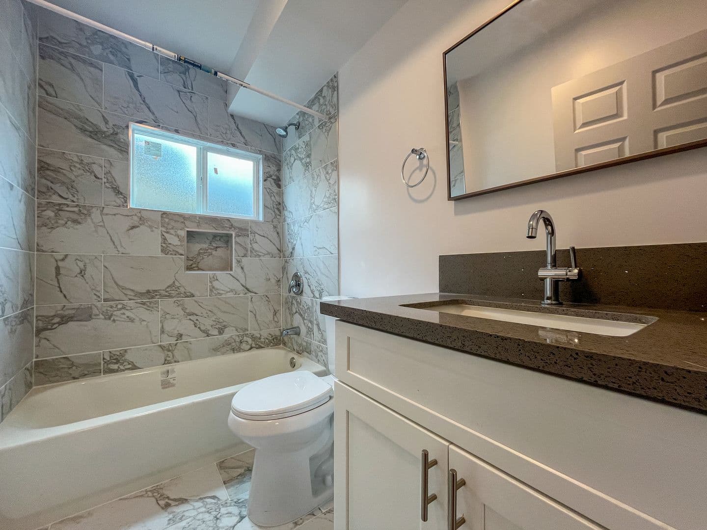 Long Beach Apartment: 905 Gaviota Avenue