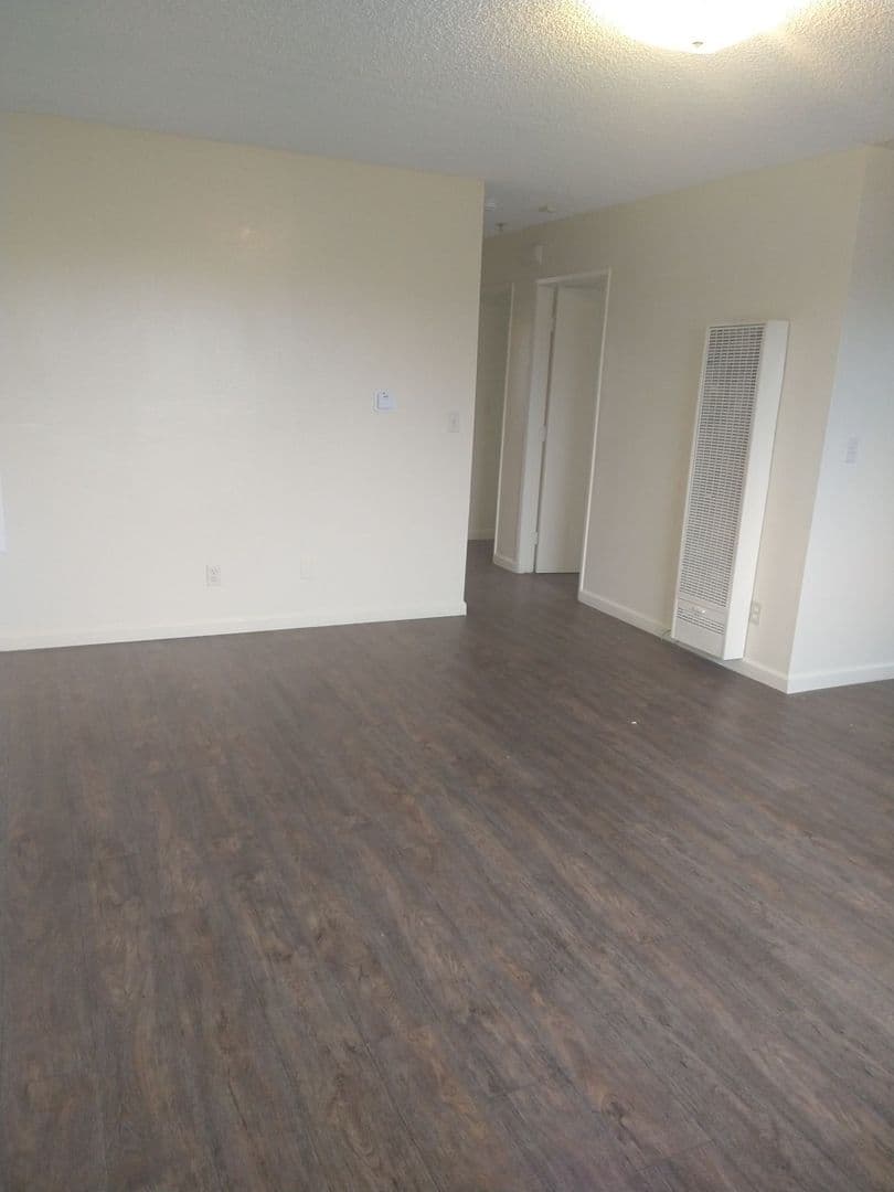 Los Angeles Apartment: 8209-8211 S. Broadway