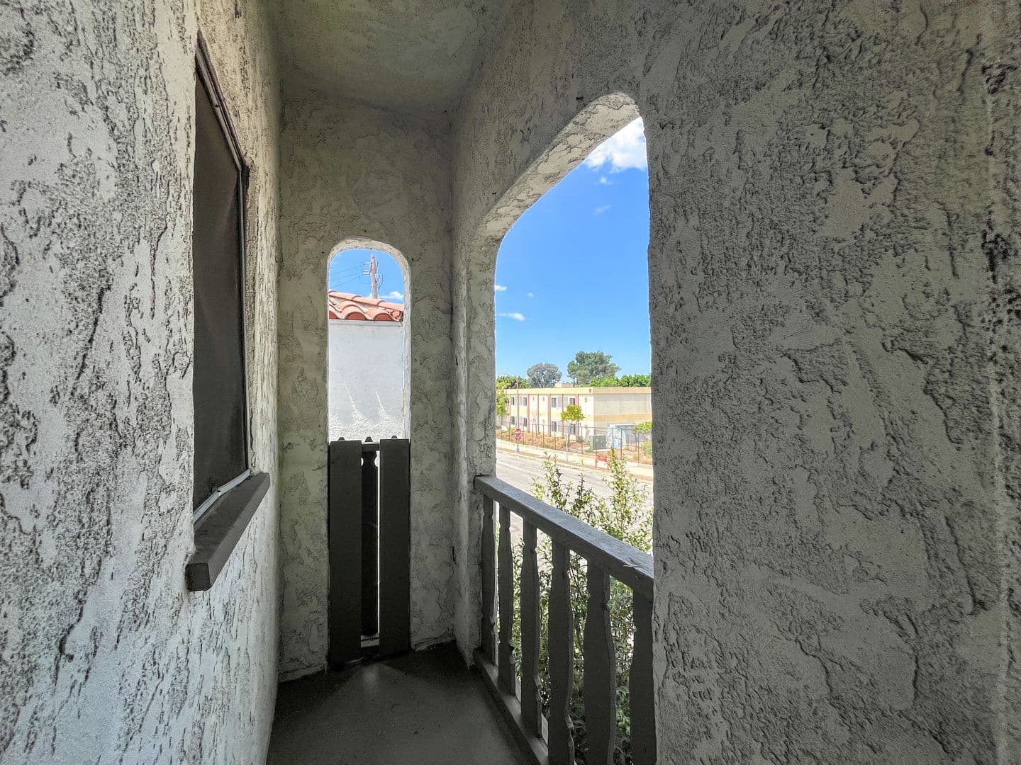Long Beach Apartment: 551 Daisy Ave