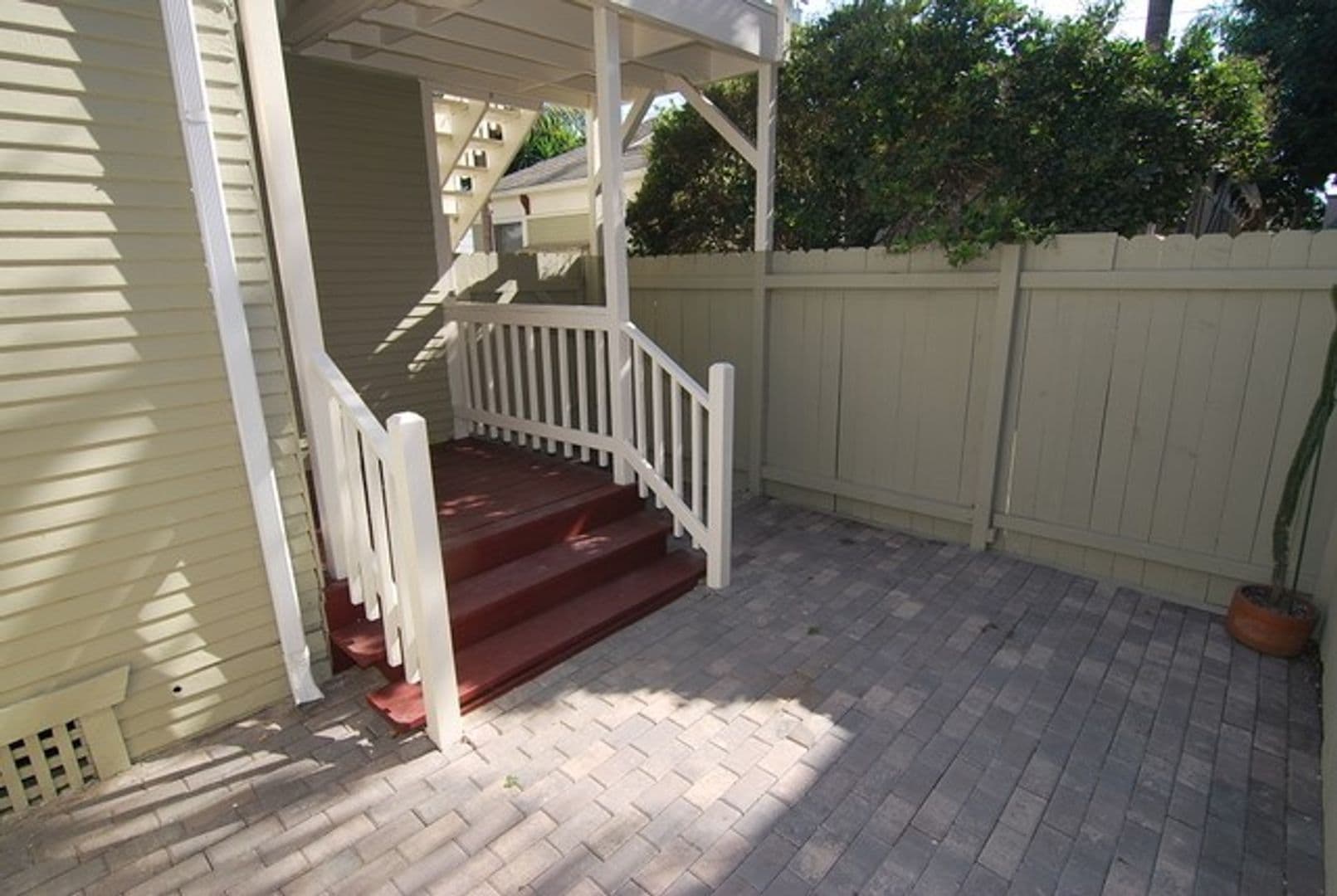 Long Beach Apartment: 1631 E. Florida St