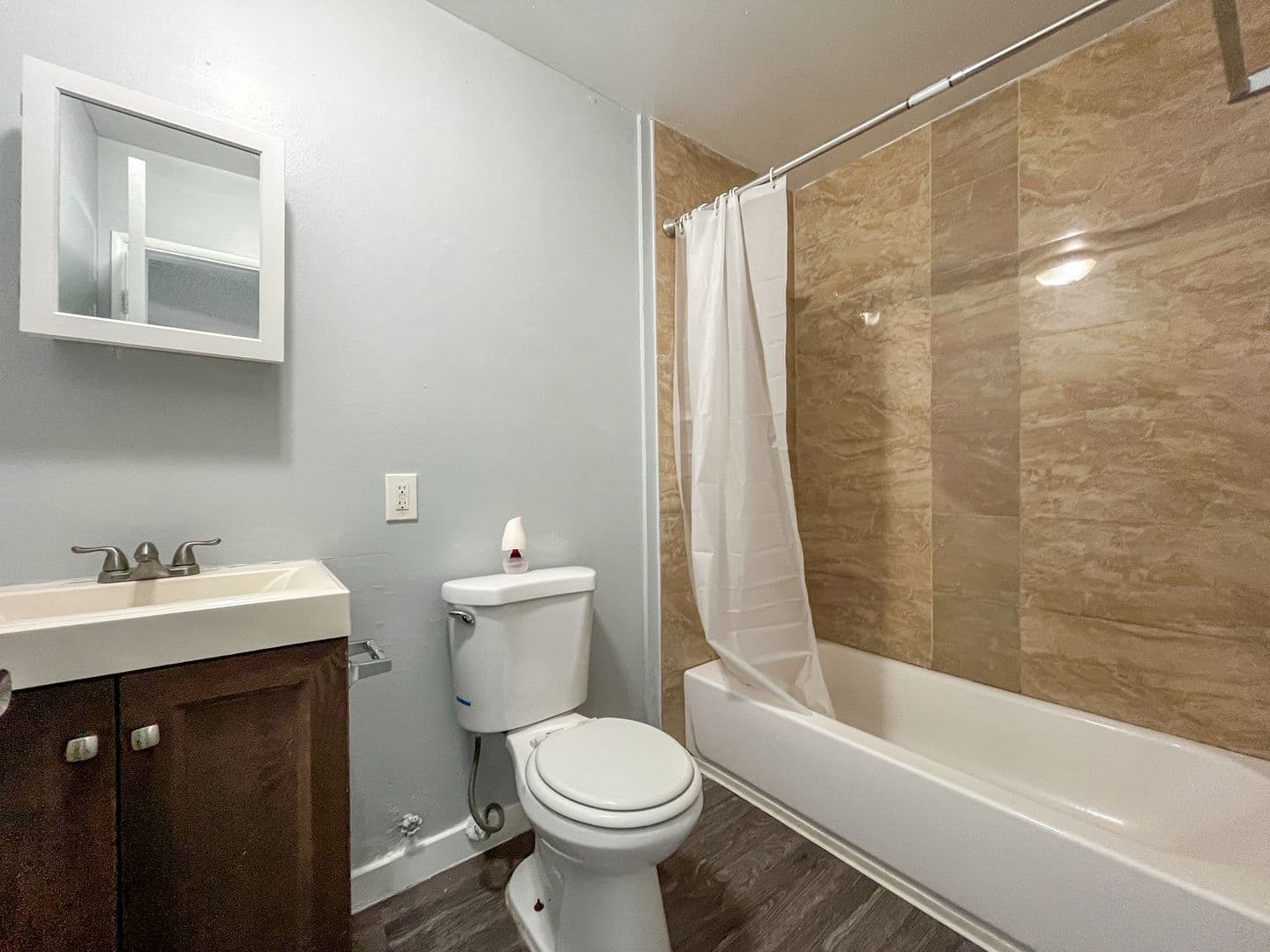 Long Beach Apartment: 124 E. 12th Street