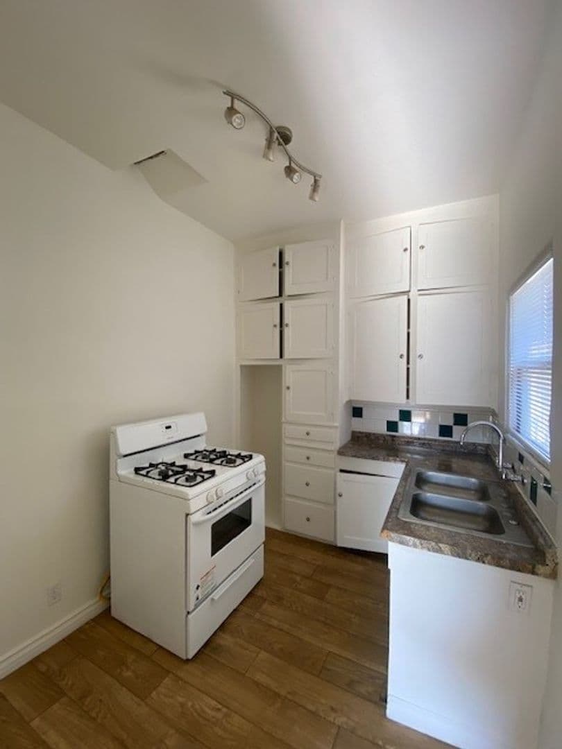 Long Beach Apartment: 1702-1708 Pacific Ave.