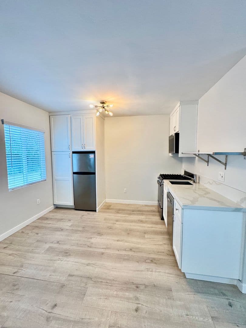 Inglewood Apartment: 613 S. Prairie Avenue