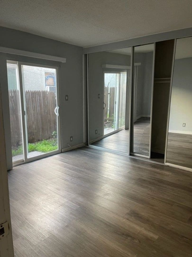 Long Beach Apartment: 2455 Pasadena Avenue
