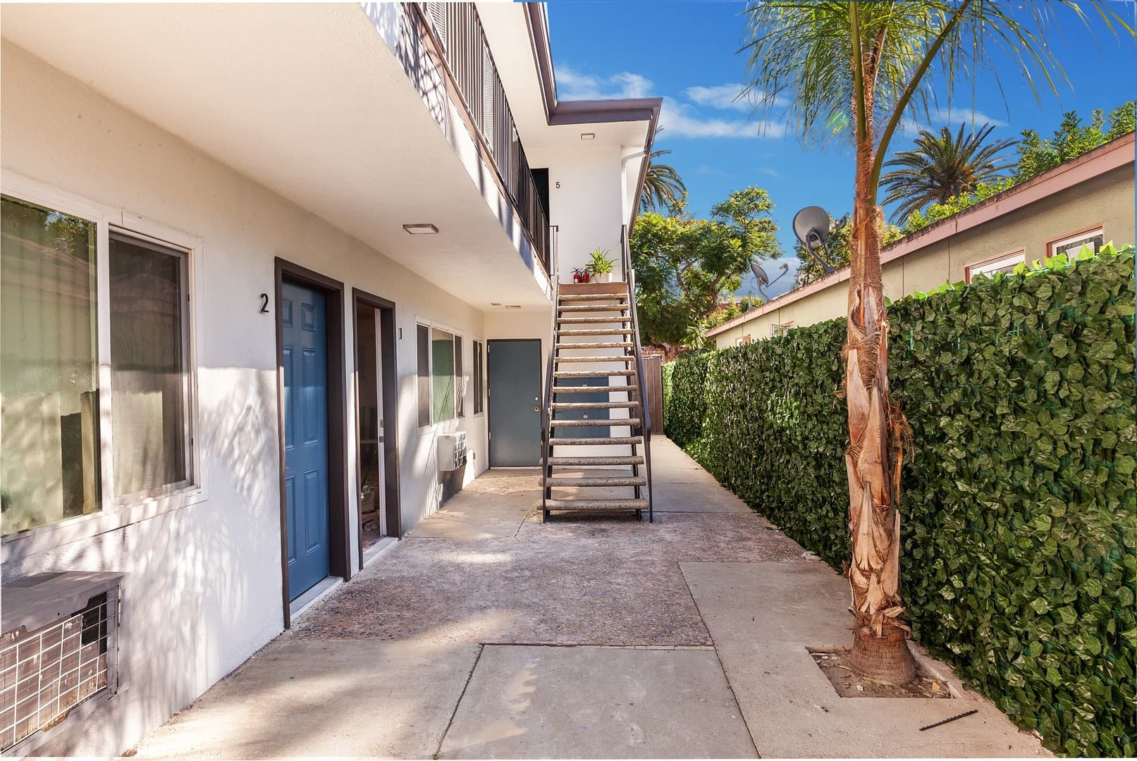 Long Beach Apartment: 1955 Locust  Avenue