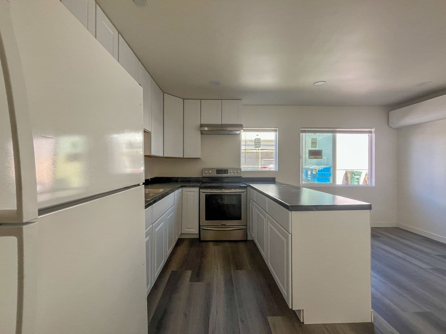 Inglewood Apartment: 702 S Walnut St