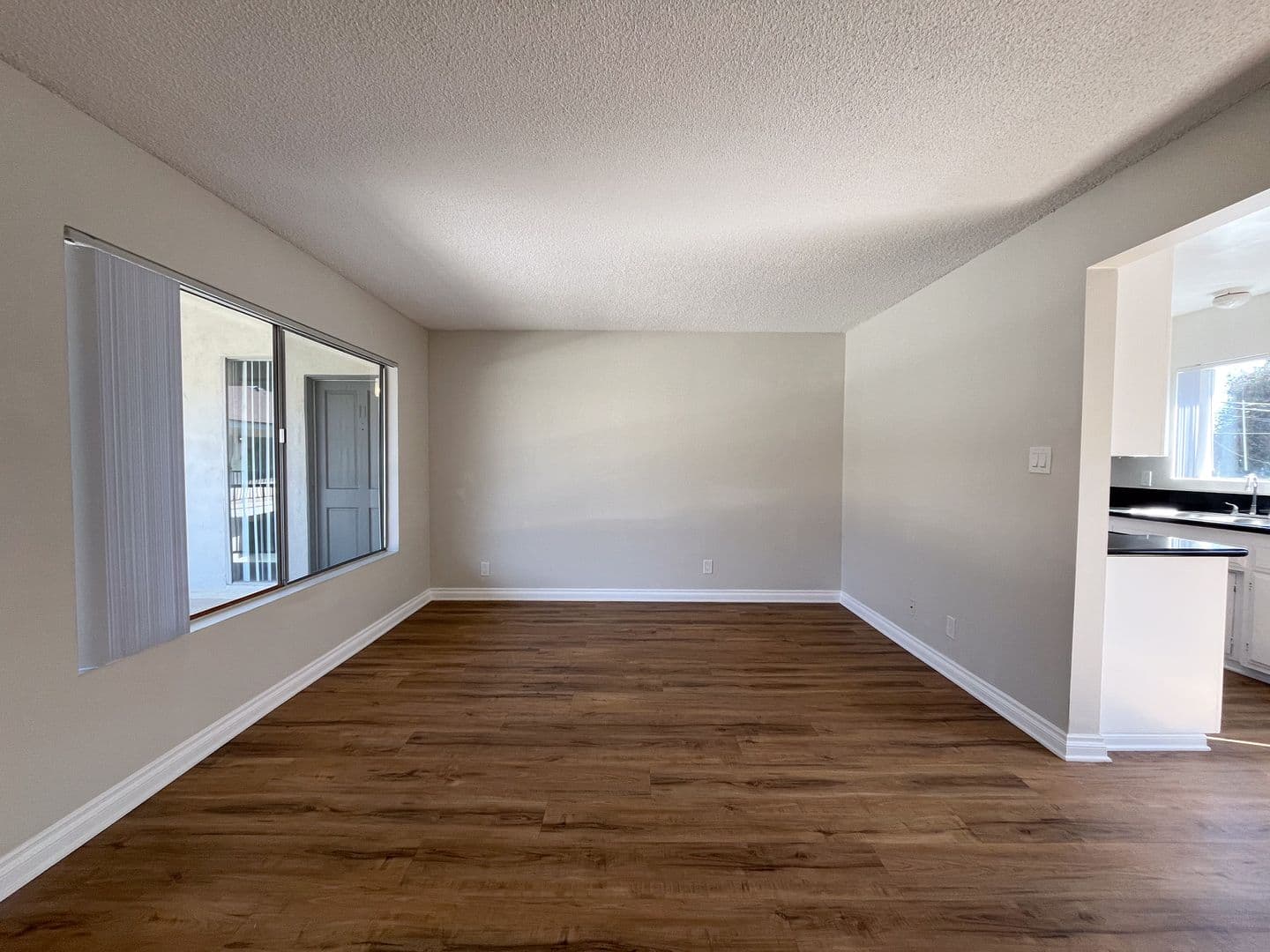 Long Beach Apartment: 372 Freeman Ave