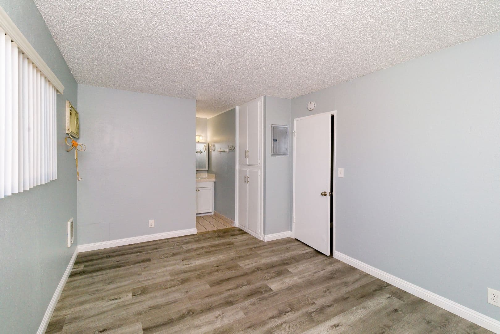 Lawndale Apartment: 15209 Prairie Ave