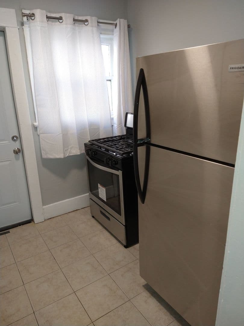 Long Beach Apartment: 1027-1031 Chestnut Avenue