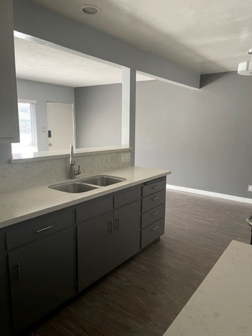 Long Beach Apartment: 2455 Pasadena Avenue