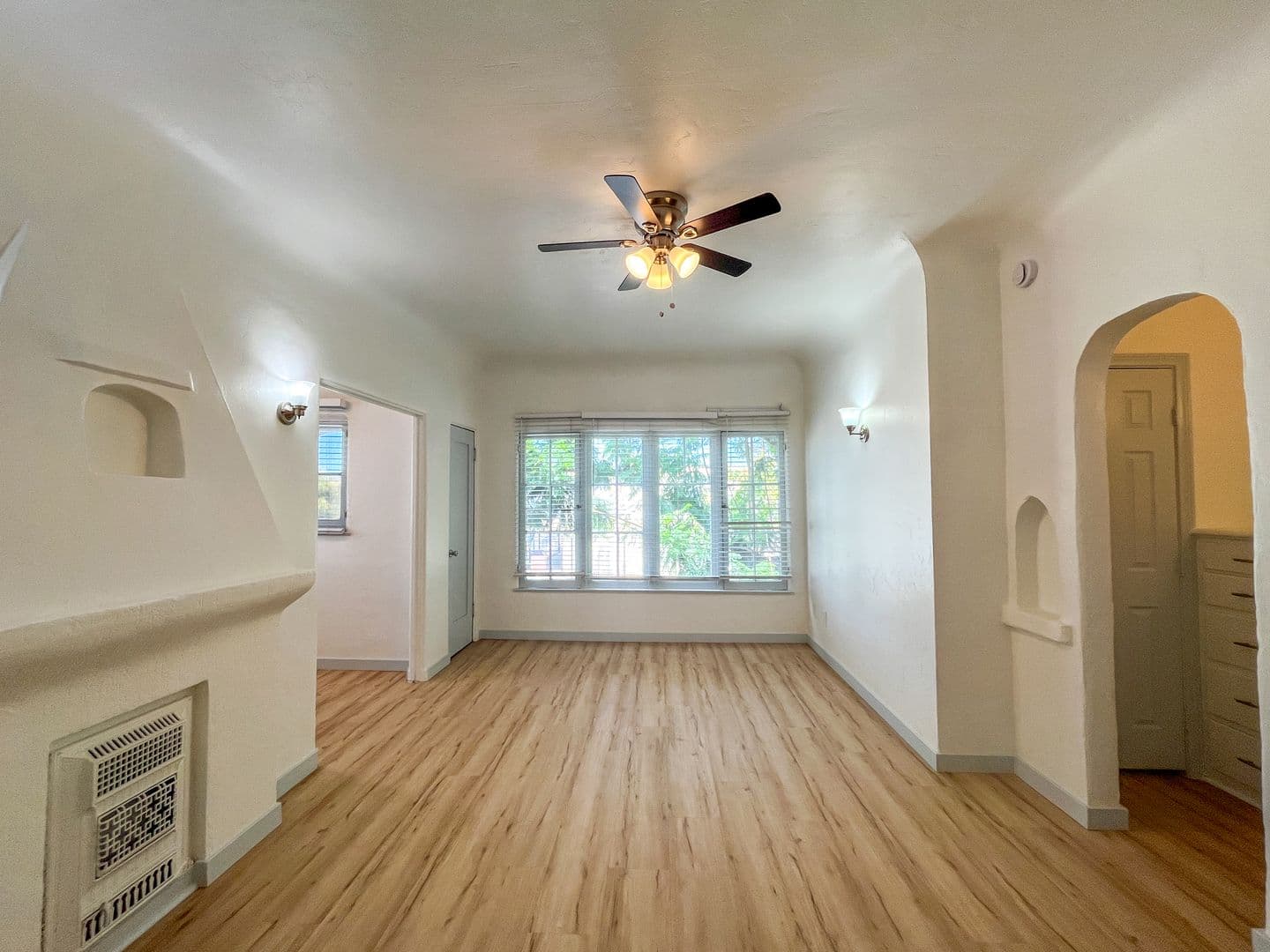 Long Beach Apartment: 551 Daisy Ave