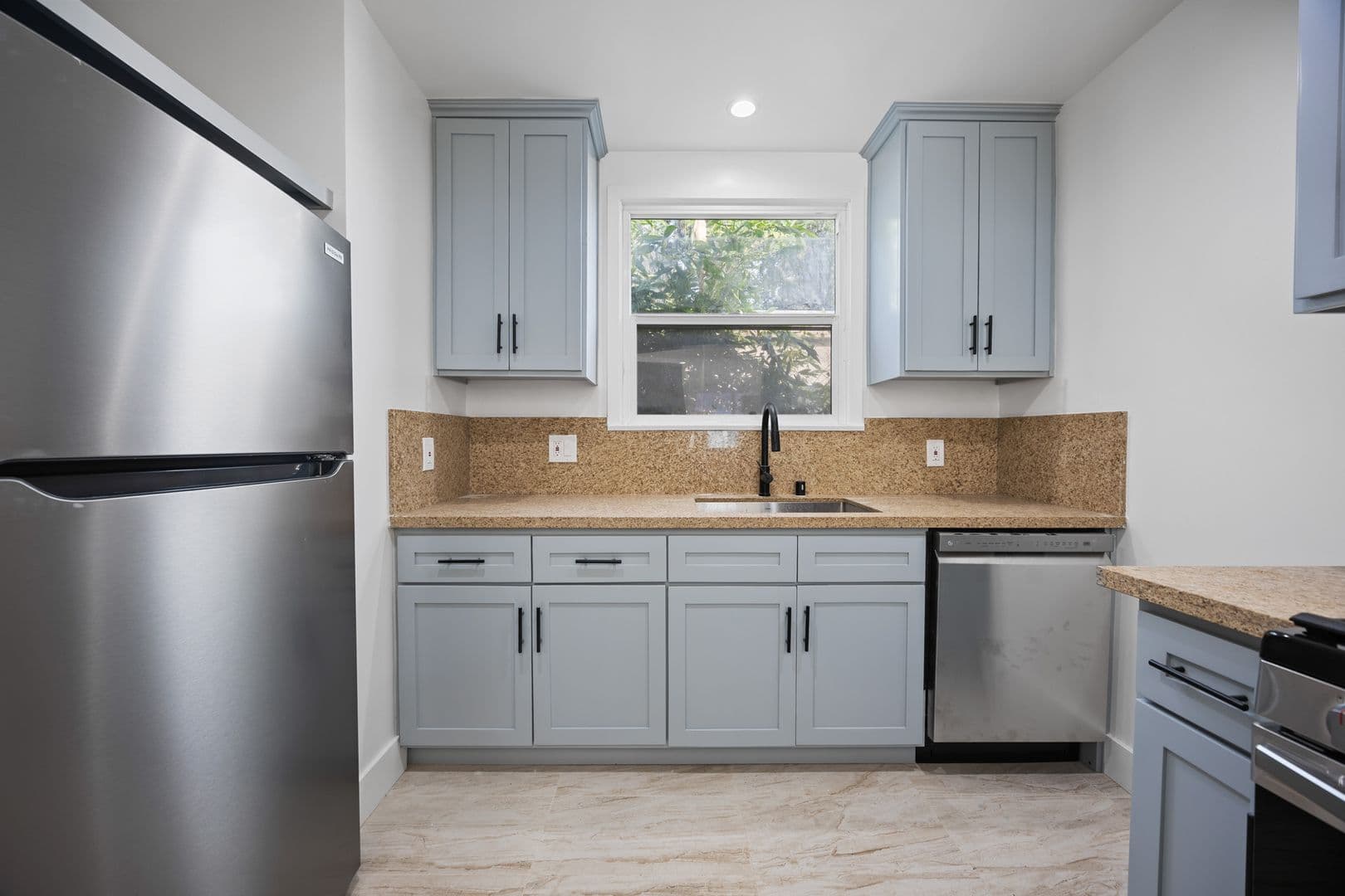 Venice Apartment: 616 Sunset Ave