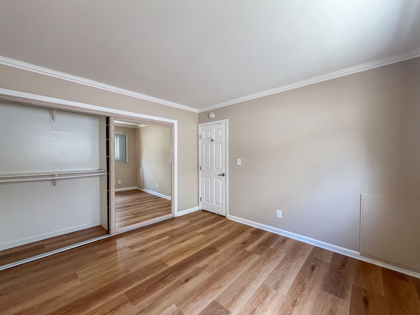 El Segundo Apartment: 221 Sheldon St